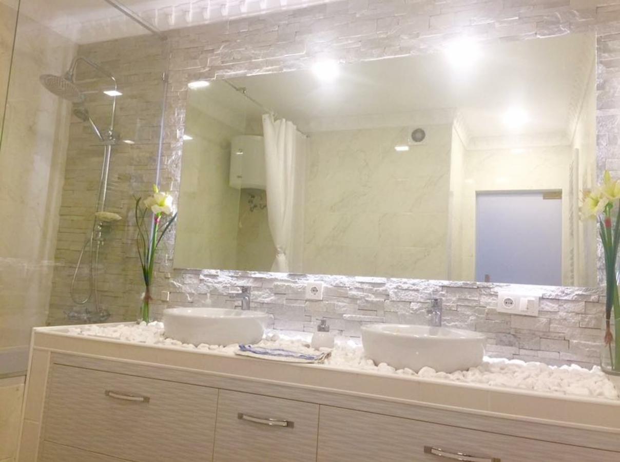 2 Bedrooms Heart Of City Center キシナウ エクステリア 写真